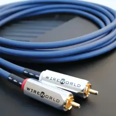 Niebieski kabel audio z dwoma pozłacanymi złączami RCA marki Wireworld, gotowy do podłączenia sprzętu.