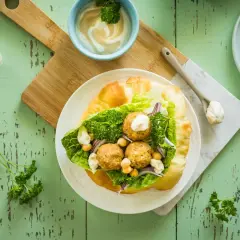 Jak przygotować sos tahini do sałatek i falafeli? Proporcje wody są kluczowe dla idealnej konsystencji. Falafel w picie z sałatą, ciecierzycą i sosem.