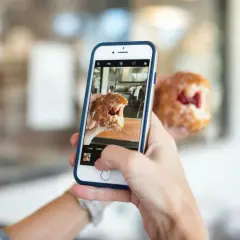 Robię zdjęcie pączka z dżemem na Instagram Stories.