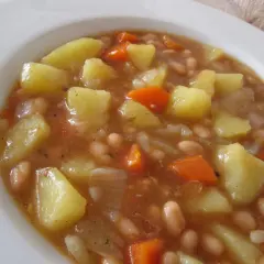 Gęsta zupa fasolowa z ziemniakami i marchewką, idealna na chłodne dni. Przepis na domową ucztę.