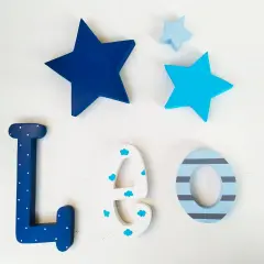 Letras infantiles de madera para decorar: L, E, O, con estrellas azules y detalles de nubes y rayas.