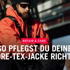 Mann in oranger Jacke mit Text "So pflegst du deine Gore-Tex-Jacke richtig". Gore Tex Pflege ist wichtig.