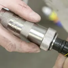 Maintenant, vous savez comment bloquer une vis qui se dévisse. Un outil à percussion est utilisé pour serrer fermement.
