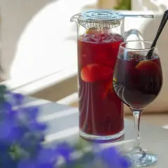 Orzeźwiające drinki z czerwonym porto, owocami i lodem, gotowe do degustacji w letni dzień.