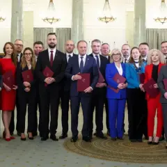 Nowy skład rządu pozuje do zdjęcia z dokumentami.