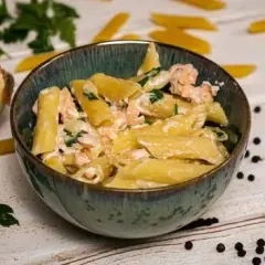Penne z łososiem: Jak zrobić idealny sos i soczystego łososia?