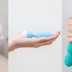 Trois mains présentent des objets pour le bien-être intime : un œuf de jade, un vibromasseur bleu et des boules de Kegel turquoise.