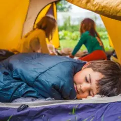 Śpiwory: Jakie modele oferują najlepszą jakość i komfort snu w terenie?