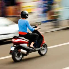 Co grozi za jazdę motorowerem bez uprawnień? Sprawdź kary i konsekwencje
