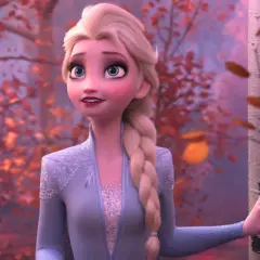 Elsa z Krainy Lodu 3 w jesiennym lesie, dotyka kory drzewa.