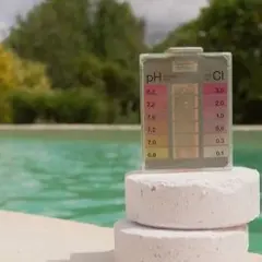 Testeur de piscine mesurant le pH et le chlore. Le pH, que veut dire ce terme ? Il indique l'acidité ou la basicité de l'eau.