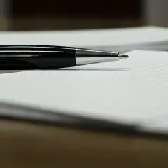 Czarny długopis na papierze w linie, gotowy do podpisania ważnego upoważnienia.