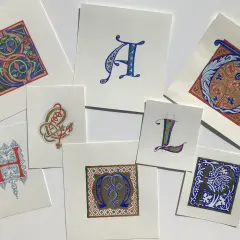 Varias letras capitales ornamentadas, incluyendo una H roja, sobre fondo blanco.