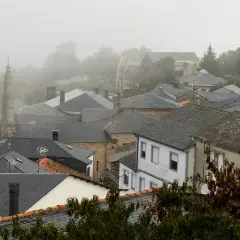 Tejado de pizarra en un pueblo de Manzaneda, Galicia, envuelto en niebla.