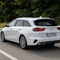 Un Kia Ceed blanco en movimiento, ideal para una prueba de conducción.