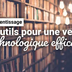 Bibliothèque avec des ampoules suspendues. Texte : "Apprentissage. 5 outils pour une veille technologique efficace". Inspiré des blogs les plus populaires.