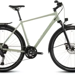Lichtgroene Cube Kathmandu fiets, framemaat 54, met bagagedrager, spatborden en Schwalbe Marathon Mondial banden. Klaar voor avontuur!