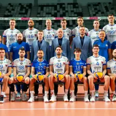 Drużyna siatkarzy Cuprum Stilon Gorzów pozuje do zdjęcia.