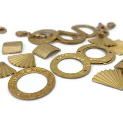 Diverses breloques en laiton aux formes variées : éventails, carrés, cercles texturés. Idéal pour la création de bijoux, leur laiton utilisation est multiple.