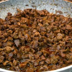 Coratella di agnello saporita, cotta in padella con un sugo ricco e invitante. Un piatto tradizionale pronto per essere gustato.