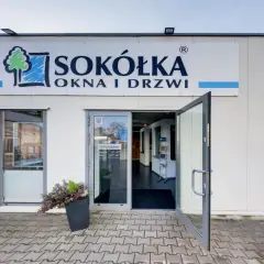 Elegancki salon okien i drzwi Sókółka z otwartymi drzwiami.