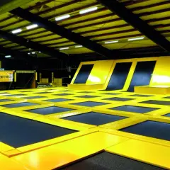 Große Sprungfläche mit vielen Trampolinen und Rampen in einer Halle. Hier sind einige sprungbude heidelberg fotos.