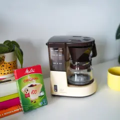 Ekspres Melitta Aromaboy gotowy do pracy, obok filtry Melitta Original. Czas na czyszczenie ekspresu melitta i zaparzenie pysznej kawy.