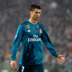 Piłkarz Cristiano Ronaldo w niebieskiej koszulce Realu Madryt, w deszczu. Ile hat tricków ma Ronaldo? Tego nie widać na zdjęciu.