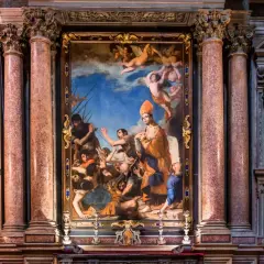 Dipinto barocco in una chiesa, con un santo in abiti sontuosi circondato da angeli e fedeli. La scena è così intensa che "mi fai impazzire in napoletano"!