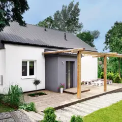 Nowoczesny dom z drewnianym tarasem i pergolą, otoczony zielenią.