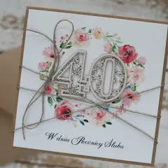 Elegancka kartka z kwiatowym motywem i drewnianą cyfrą "40" na 45 rocznicę ślubu.