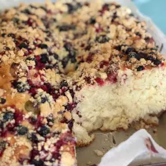 Puszyste ciasto drożdżowe z kruszonką i owocami leśnymi, jak u babci. Idealne na deser.