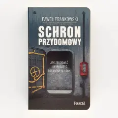 Okładka książki "Schron przydomowy" Pawła Frankowskiego. Przedstawia wejście do schronu z żółtą kierownicą i czerwoną skrzynką elektryczną.