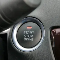 Przycisk "START STOP ENGINE" w samochodzie. To właśnie jest kluczowe w systemie keyless go co to znaczy, że nie potrzebujesz kluczyka.