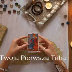 Ręce trzymają kartę Tarota "Cesarz". Wokół świece, kamienie i talia kart. Idealne na początek przygody z wróżeniem, jakie karty tarota dla początkujących.