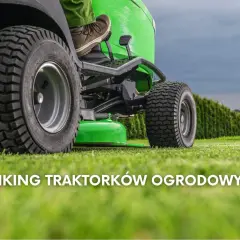 Niski kąt widzenia na zieloną kosiarkę traktorek ogrodowy, z widoczną stopą kierowcy. Tekst na dole: "RANKING TRAKTORKÓW OGRODOWYCH".