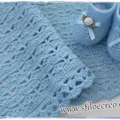 Copertina neonato uncinetto azzurra con scarpine abbinate, perfette per un piccolo tesoro.