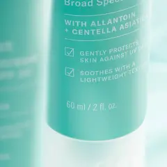 En tub med solskydd, med text som nämner att den skyddar mot UV-skador. Innehåller inte titanium dioxide farligt.