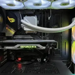 Wnętrze komputera z podświetlaną kartą graficzną GeForce RTX i wentylatorami RGB. To są dobre karty graficzne do gier.