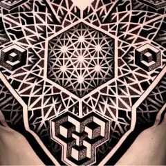 Ein komplexes Tattoo mit geometrischen Mustern bedeckt die Brust und den Arm. Es zeigt verschachtelte Hexagone, Würfel und stilisierte Dreiecke.