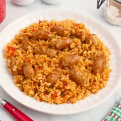 Un plato de arroz con salchichas, pimientos y especias. Un clásico reconfortante.