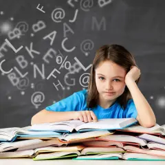 Een meisje met een vermoeide blik zit achter een stapel boeken, omringd door zwevende letters. Ze heeft duidelijk moeite met begrijpend lezen.