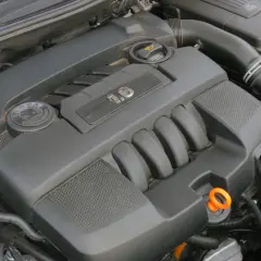 Silnik 1.6 TDI z logiem Škody. Ten silnik, choć nie jest to model Bora, zapewnia moc i niezawodność.
