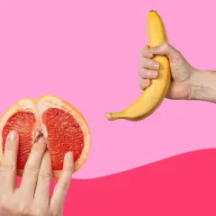Mani che esplorano un pompelmo tagliato a metà, suggerendo come ci si masturba, mentre una banana è tenuta in un'altra mano.