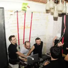 Ile zarabiają DJ w Polsce? Fakty, które mogą cię zaskoczyć