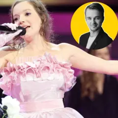 Sanah w różowej sukni i rękawiczkach śpiewa na scenie. Obok niej w żółtym kółku uśmiechnięty mężczyzna. Ciekawe ciekawostki o sanah!