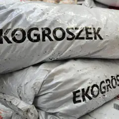 Stos worków z napisem "EKOGROSZEK". W obliczu zakazu palenia ekogroszkiem, te worki mogą stać się symbolem zmian.