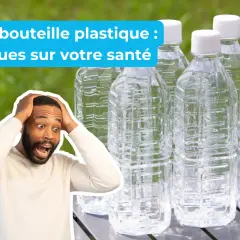 Un homme choqué regarde plusieurs bouteilles d'eau en plastique. Le danger de la plastique bouteille d'eau pour la santé est mis en avant.