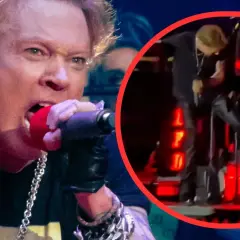 Axl Rose z zespołu Guns N' Roses śpiewa do mikrofonu. W kółku widać fragment sceny z innymi członkami zespołu.