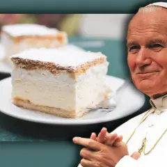 Jan Paweł II i jego ukochane kremówki. Pyszny deser na talerzyku, obok uśmiechnięty Papież.